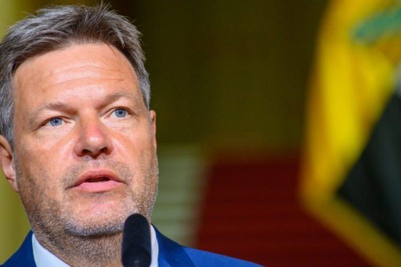 Bundeswirtschaftsminister Robert Habeck (Bündnis 90/Die Grünen) will bei neuen Importmöglichkeiten für Energieträger den Osten Deutschlands gleichberechtigt behandeln.