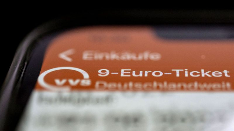 Ein 9 Euro Ticket des Verkehrs- und Tarifverbund Stuttgart GmbH (VVS) auf einem Display eines Smartphones.