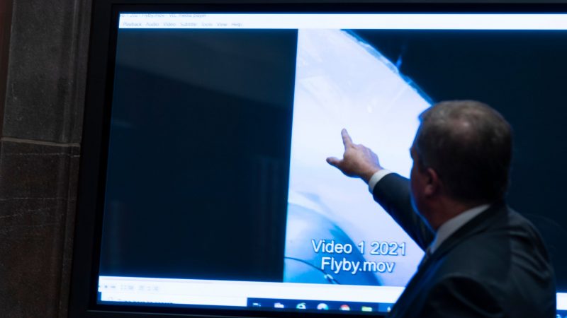 Scott Bray, Vizedirektor des Marine-Geheimdienstes (ONI), zeigt während einer Anhörung des Unterausschusses des Repräsentantenhauses zum Thema «Unidentifizierte Luftphänomene» auf dem Capitol Hill auf einen Monitor.