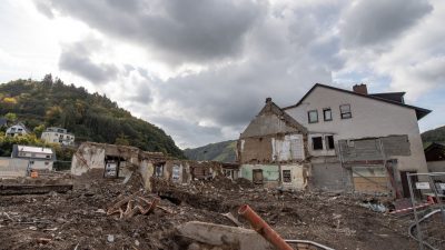 Ein zerstörter Gasthof am Ufer der Ahr in Dernau nach der Flutkatastrophe im Juli 2021.