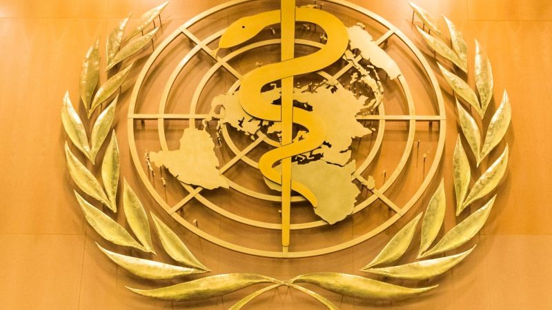 Das Logo der Weltgesundheitsorganisation (WHO) im europäischen Hauptquartier der Vereinten Nationen in Genf.