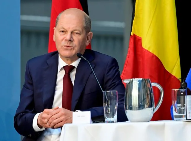 Bundeskanzler Olaf Scholz (SPD) spricht während des Nordsee-Gipfels mit Dänemark, Deutschland, den Niederlanden und Belgien im Hafen von Ejsberg.