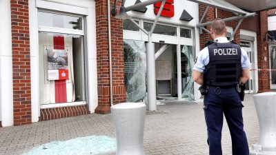 Polizei entdeckt Geldautomaten-Knacker – Schüsse fallen