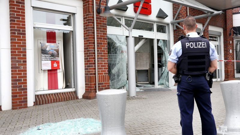 Die Sparkassenfiliale in Castrop-Rauxel ist nach der Sprengung eines Geldautomaten von der Polizei abgesperrt worden. Im Anschluss an die Sprengung gab es mehrere Schüsse vor dem Gebäude.
