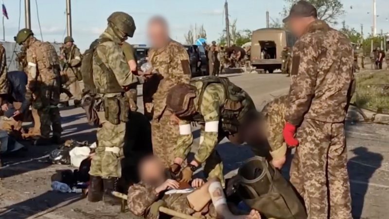 Dieses vom Pressedienst des russischen Verteidigungsministeriums zur Verfügung gestellte Videostandbild soll russische Soldaten zeigen, die ukrainische Soldaten durchsuchen, die sich zuvor im belagerten Stahlwerk aufgehalten hatten.