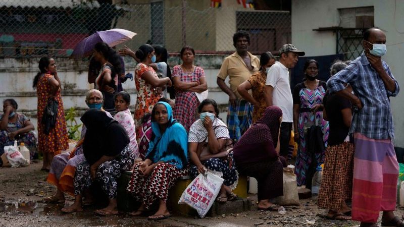 Sri Lanka steckt derzeit in der schlimmsten Wirtschaftskrise seit Jahrzehnten. Es mangelt an so gut wie allem: Lebensmittel, Medikamente, Benzin. Hier warten Anwohner in Colombo an einer Tankstelle auf die Ausgabe.