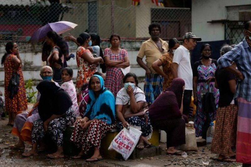 Sri Lanka steckt derzeit in der schlimmsten Wirtschaftskrise seit Jahrzehnten. Es mangelt an so gut wie allem: Lebensmittel, Medikamente, Benzin. Hier warten Anwohner in Colombo an einer Tankstelle auf die Ausgabe.