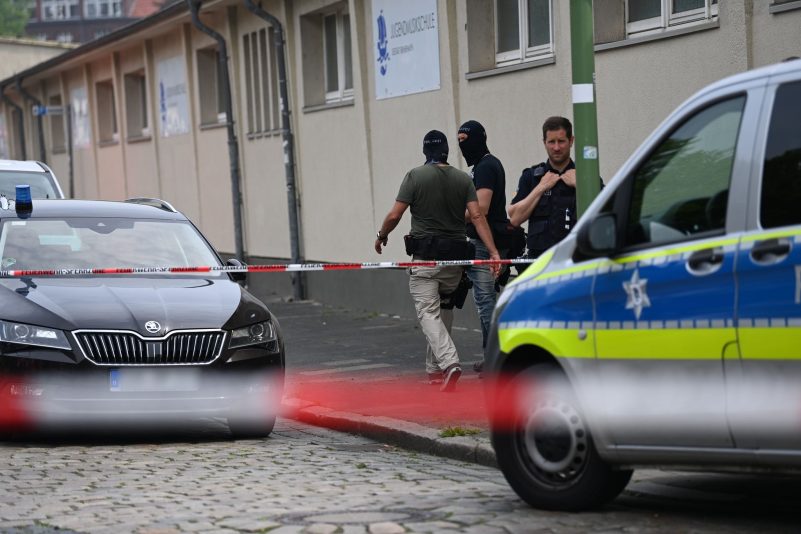 Ein Mann kommt mit einer Armbrust bewaffnet in eine Schule. Was steckt hinter der Tat?