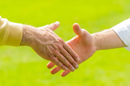 Vertraut und warm: Warum wir uns wieder die Hände reichen