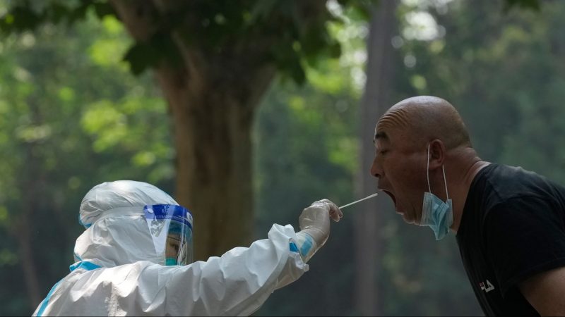 Ein Mann wird in Peking für einen Corona-Massentest abgetupft. Das Virus grassiert weiter in Teilen Chinas.