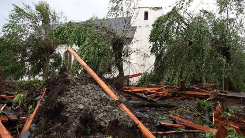 Ein mutmaßlicher Tornado richtet massive Schäden in Hellinghausen bei Lippstadt an. Die Spitze der katholischen Kirche St. Clemens ist zerstört worden.