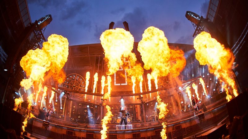 Rammstein bieten eine Show mit viel Pyrotechnik.