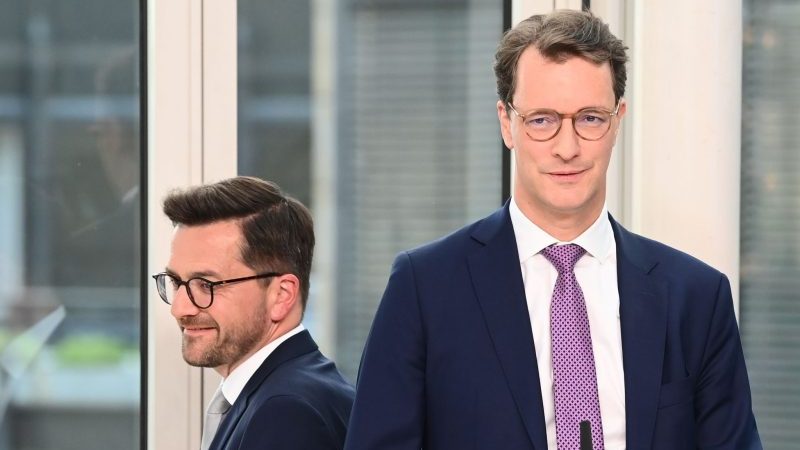 NRW-SPD-Chef Thomas Kutschaty (l) trifft heute auf NRW-Ministerpräsident Hendrik Wüst.