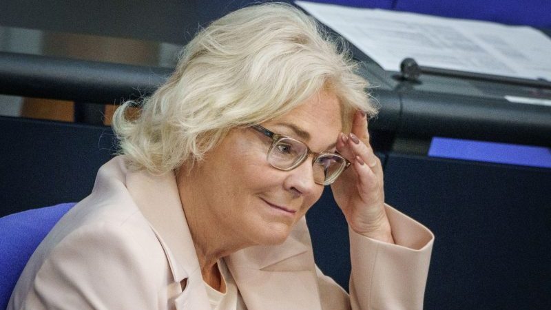 Christine Lambrecht (SPD), Verteidigungsministerin, verfolgt eine Debatte im Plenarsaal im Bundestag.