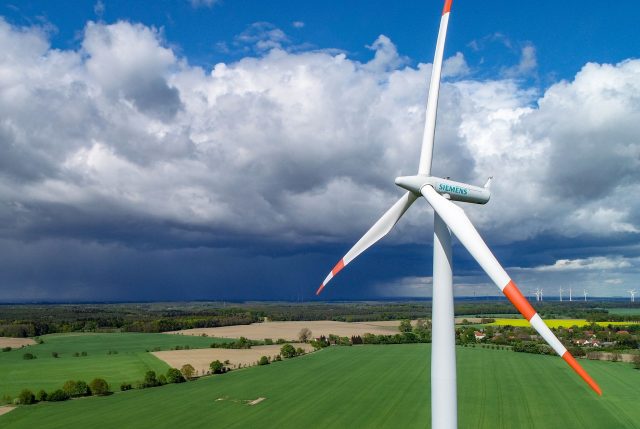 Der Energietechnikkonzern Siemens Energy greift nach der kompletten Kontrolle bei seiner spanischen Windkrafttochter Siemens Gamesa (SGRE).