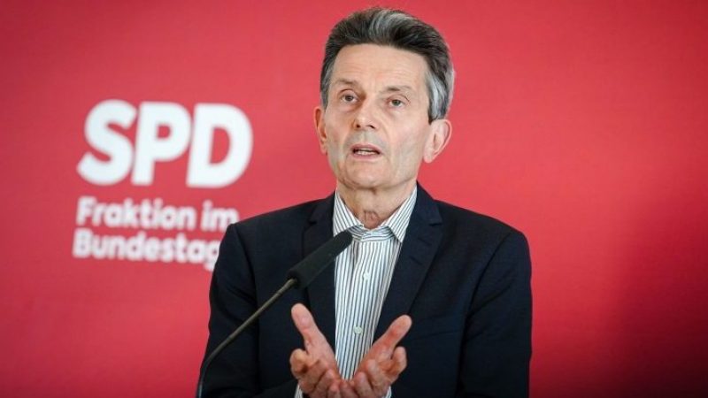 Der Vorsitzende der SPD-Bundestagsfraktion hat mit seinem Vorstoß zu einer anderen Finanzierung der Milliarden-Finanzspritze für die Bundeswehr eine Debatte angestoßen.