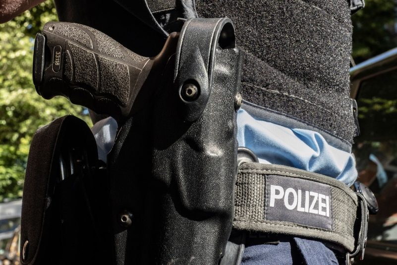 Zur Durchsuchung der insgesamt 15 Objekte im Auftrag der Hamburger Staatsanwaltschaft waren rund 300 Beamte im Einsatz (Symbolbild).