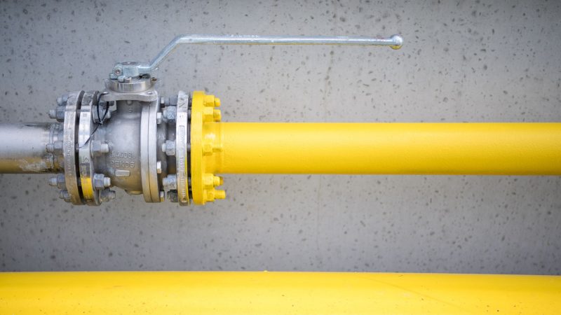 Eine gelbe Leitung für Erdgas auf dem Gelände eines Gaskraftwerkes.