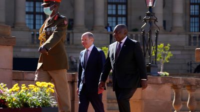 Bundeskanzler Olaf Scholz (M, SPD), und Cyril Ramaphosa (r), Präsident von Südafrika, nach einer offiziellen Begrüßungszeremonie auf dem Gelände des Union Building, dem Regierungssitz Südafrikas in Pretoria.