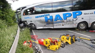 Zusammenstoß von Auto mit Reisebus – 41 Verletzte