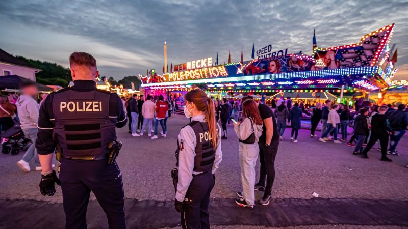 Auf dem Kirmesgelände in Lüdenscheid sind am Sonntag nach den Schüssen Polizisten unterwegs.