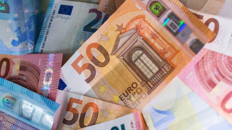 In Mainz sind Geldscheine im Wert von mindestens 50.000 Euro aus einem Haus geweht worden (Symbolbild).