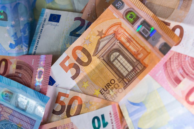 In Mainz sind Geldscheine im Wert von mindestens 50.000 Euro aus einem Haus geweht worden (Symbolbild).