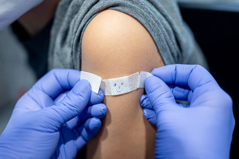 Kinder gegen das Coronavirus impfen? Bundesärztekammer-Präsident Klaus Reinhardt äußert sich verhalten zur neuen Stiko-Empfehlung.