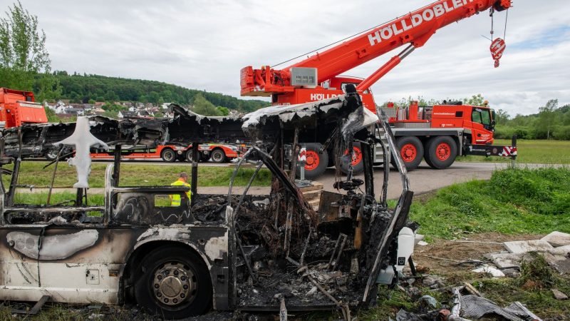 Der ausgebrannte Bus nach dem Zusammenstoß mit dem Zug in Blaustein.