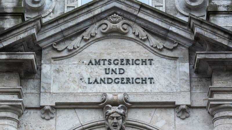 Zwei Männer müssen sich von 27. Mai an vor dem Landgericht Regensburg verantworten, ihnen wird bandenmäßiges Handeltreiben von Betäubungsmitteln in nicht geringer Menge vorgeworfen.