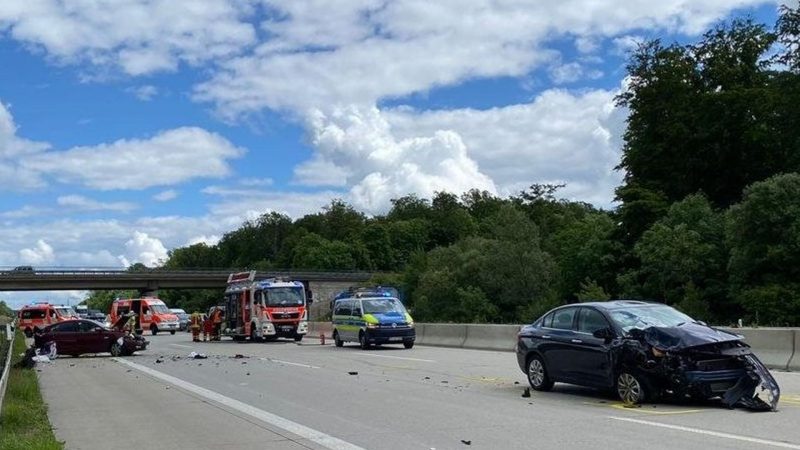 Einsatzkräfte von Polizei, Feuerwehr und Rettungsdienste stehen am Unfallort auf der A4 zwischen den Anschlussstellen Erfurt-Ost und Erfurt-West.