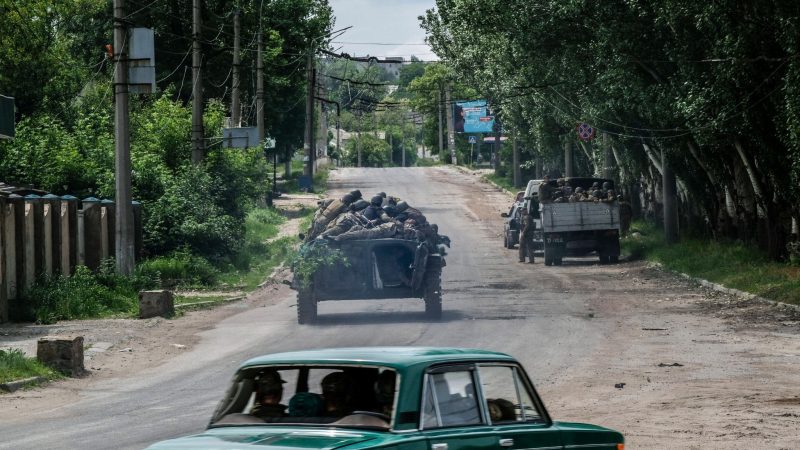 Soldaten in einem Außenbezirk von Lyssytschansk. Die Stadt in der Region Luhansk gehört zu einem der größten Chemiekomplexe der Ukraine.