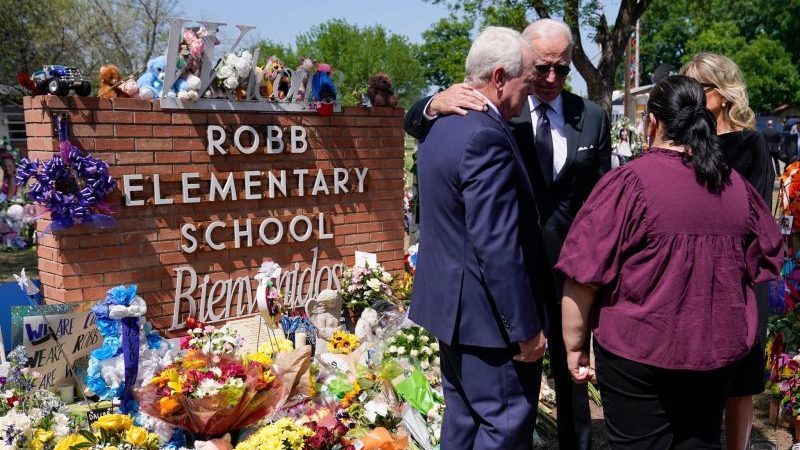 US-Präsident Joe Biden und seine Frau Jill sprechen bei ihrem Besuch in Texas mit Schulleiterin Mandy Gutierrez und Superintendent Hal Harrell von der Robb Elementary School.