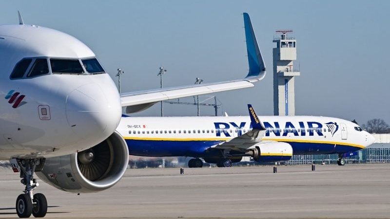 Ein Passagierflugzeug der Ryanair am Hauptstadtflughafen BER.