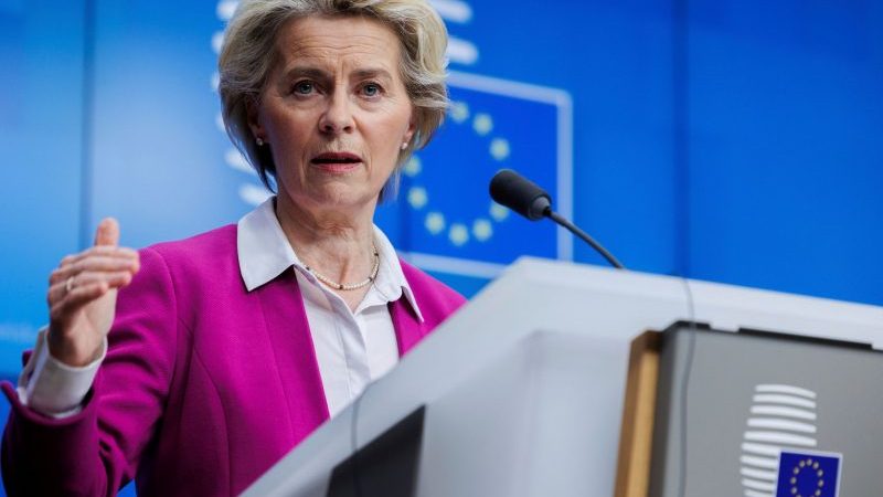 EU-Kommissionspräsidentin Ursula von der Leyen spricht nach dem Ukraine-Gipfel in Brüssel mit Medienvertretern.