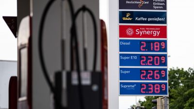 Die Spritpreise an einer Tankstelle in Bremen.