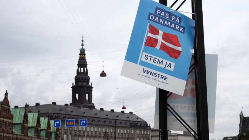 Eine Partei wirbt für die Abschaffung des dänischen EU-Verteidigungsvorbehalts. Im Hintergrund ist Schloss Christiansborg zu sehen, in dem das dänische Parlament sitzt.