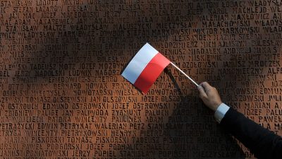 Russland entfernt polnische Flagge von Gedenkstätte in Katyn