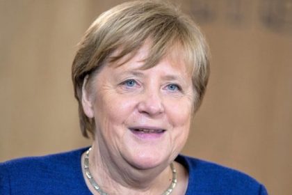 Altkanzlerin Merkel stellt sich Journalisten-Fragen