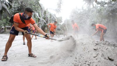 Vulkanausbruch lässt Asche auf philippinische Stadt regnen