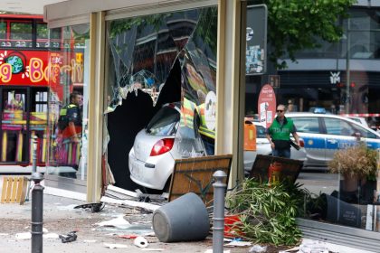 Auto fährt in Menschenmenge – eine Tote und mehrere, teils schwer Verletzte