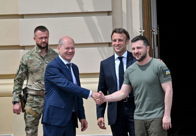 Bundeskanzler Olaf Scholz (2.v.l.), Frankreichs Präsident Emmanuel Macron (2.v.r.) und der ukrainische Präsident Volodymyr Selenskyj (r.) vor einem Treffen in Kiew am 16. Juni 2022.