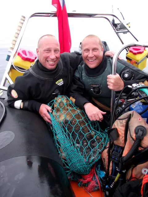 Entdecker der Gloucester mit geborgener Schiffsglocke