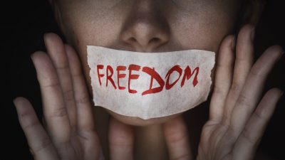 Konzept der Redefreiheit in Gefahr: Mund einer Person ist mit einem Klebeband versiegelt
