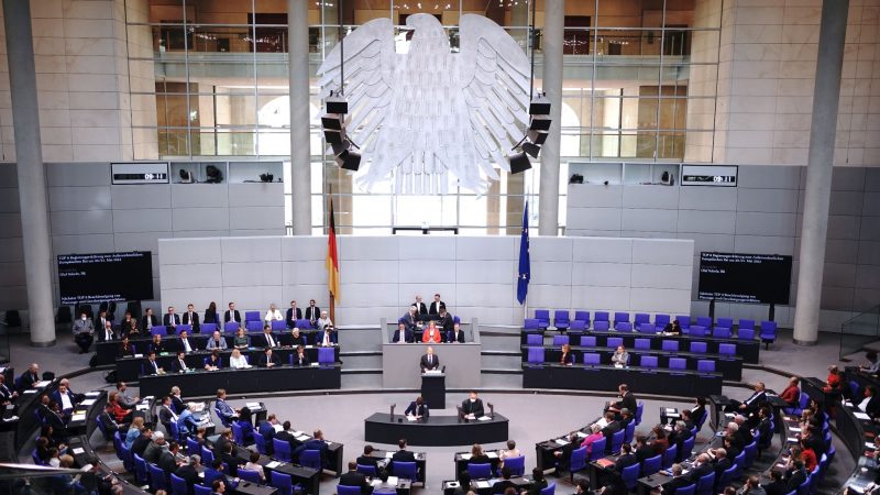 Kanzler Olaf Scholz (SPD) spricht im Bundestag.