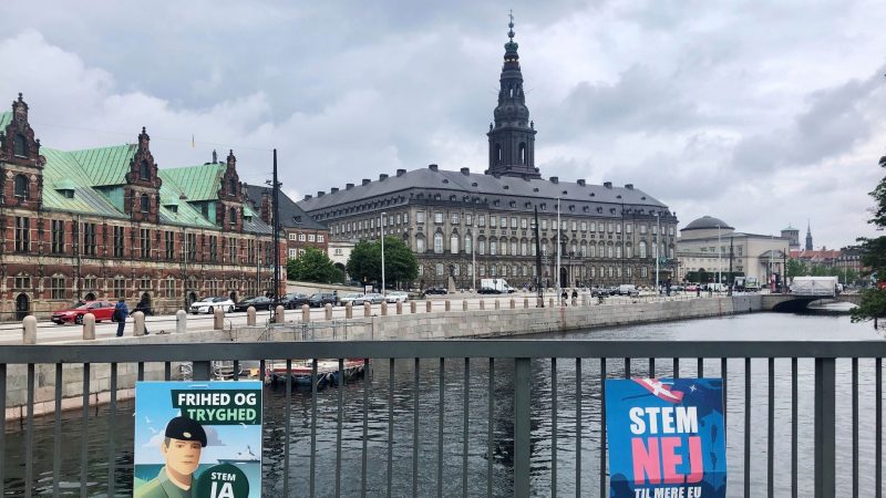 Parteien werben auf Plakaten für oder gegen die Abschaffung des dänischen EU-Verteidigungsvorbehalts.
