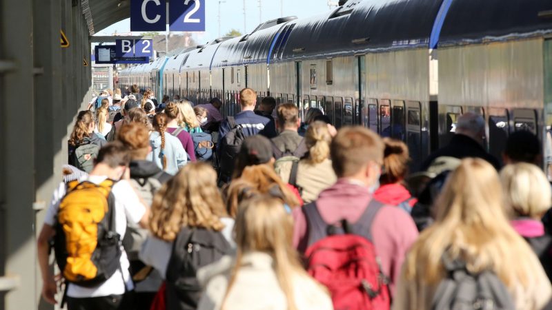 Reisende gehen am Bahnhof Westerland (Sylt) zu einem Zug in Richtung Hamburg-Altona. Das 9-Euro-Ticket soll ab heute dabei helfen, die Menschen in Deutschland dauerhaft zum Umstieg auf die Bahn zu bewegen.