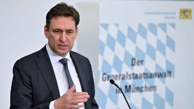 Bayerns Justizminister Georg Eisenreich (CSU) während einer Pressekonferenz in München.