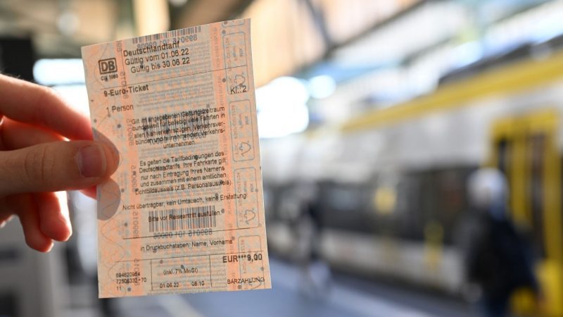 Am Stuttgarter Hauptbahnhof hält ein Fahrgast das 9-Euro-Ticket in der Hand, das ab heute bundesweit drei Monate lang gültig ist.