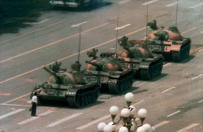 Ein chinesischer Mann stellt sich auf dem Changan Blvd. am Tian'anmen, dem Platz des Himmlischen Friedens, einem Konvoi von Panzern entgegen.